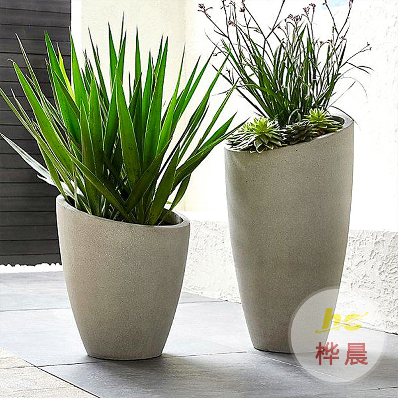 組合玻璃鋼花盆裝扮云南高檔寫字樓優(yōu)雅環(huán)境