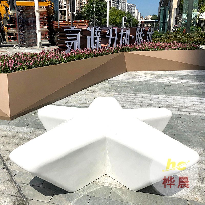 玻璃鋼月亮造型休閑椅時(shí)尚裝飾湖南購物廣場